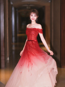 女服务员挠脚心vk